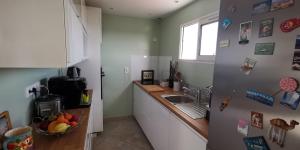 Kuchyň nebo kuchyňský kout v ubytování Maison chaleureuse, vue mer avec belle terrasse,