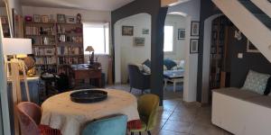 Posezení v ubytování Maison chaleureuse, vue mer avec belle terrasse,
