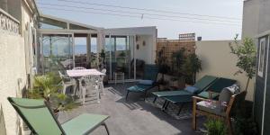 Balkón nebo terasa v ubytování Maison chaleureuse, vue mer avec belle terrasse,
