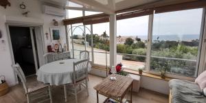 Balkón nebo terasa v ubytování Maison chaleureuse, vue mer avec belle terrasse,