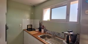 Kuchyň nebo kuchyňský kout v ubytování Maison chaleureuse, vue mer avec belle terrasse,
