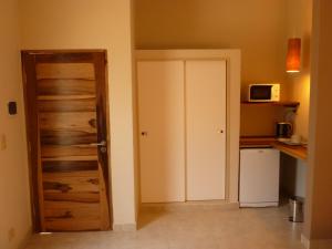 una puerta abierta en una cocina con microondas en Los Plátanos cabañas & suites en Moreno