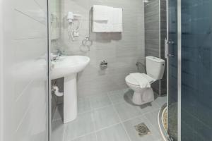 Kúpeľňa v ubytovaní Emerald Hotel