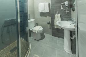 Kúpeľňa v ubytovaní Emerald Hotel