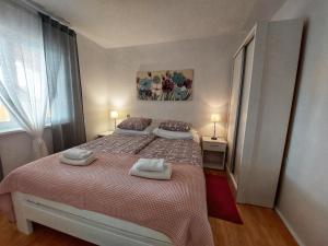 ein Schlafzimmer mit einem Bett mit zwei Handtüchern darauf in der Unterkunft Apartments Dumic Crikvenica in Crikvenica