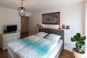 1 dormitorio con 1 cama y una maceta en CityHome Christopher CHC en Kulmbach