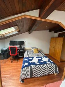 1 dormitorio con 1 cama y escritorio en una habitación en Maison entière billard , video proj 125 m2 en Beaumont