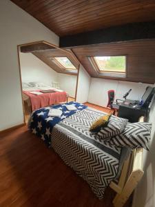 Habitación pequeña con 1 cama en un barco en Maison entière billard , video proj 125 m2 en Beaumont
