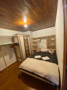 1 dormitorio con 1 cama grande y techo de madera en Maison entière billard , video proj 125 m2 en Beaumont