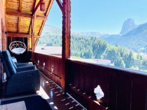 un balcone di una cabina con vista sulle montagne di Chalet Bernardi Apartments a Ortisei