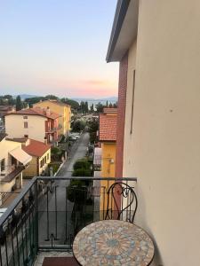 a balcony with a table and a view of a city at Vacanze da Susy sul lago Trasimeno in Passignano sul Trasimeno +2 photos