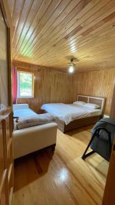2 camas en una habitación con techo de madera en Hamsiköy Dağ Evi, en Macka