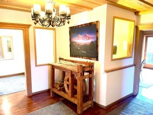 Televízia a/alebo spoločenská miestnosť v ubytovaní Chalet Bernardi Apartments + 37 fotografií
