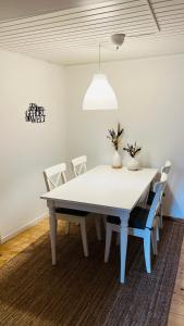 tavolo bianco con sedie e soffitto bianco di Mitten in den Weinbergen a Sommerhausen