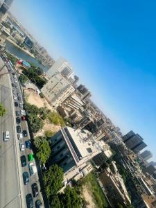 una vista aérea de una calle de la ciudad con coches aparcados en Unique apartment 4 en El Cairo