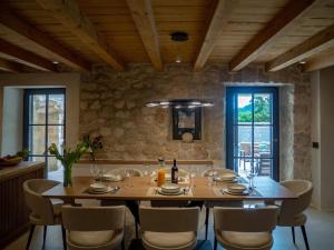 ein Esszimmer mit einem Tisch und Stühlen in der Unterkunft Villa Marlea Konavle Dubrovnik in Gruda