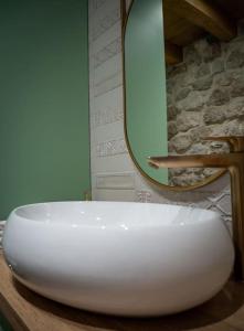 ein weißes Waschbecken auf der Theke im Bad in der Unterkunft Villa Marlea Konavle Dubrovnik in Gruda