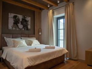 ein Schlafzimmer mit einem großen Bett mit zwei Handtüchern darauf in der Unterkunft Villa Marlea Konavle Dubrovnik in Gruda