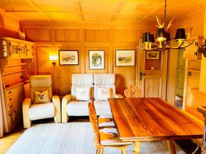 ein Esszimmer mit einem Holztisch und Stühlen in der Unterkunft Chalet Bernardi Apartments in St. Ulrich in Gröden
