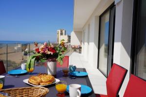 een tafel met borden eten op een balkon bij sur la plage ! in Valras-Plage