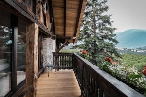 een balkon van een huis met uitzicht op de bergen bij Bäcksteinerhof in Merano