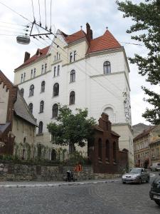 リヴィウにあるApartment in the heart of Lvivの赤い屋根の白い大きな建物
