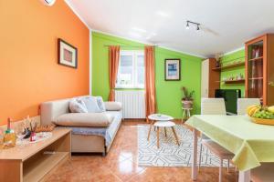 salon z zielonymi i pomarańczowymi ścianami w obiekcie Denis w mieście Vodnjan