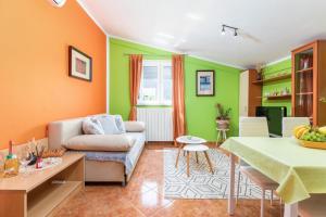 a living room with green and orange walls at Denis in Vodnjan