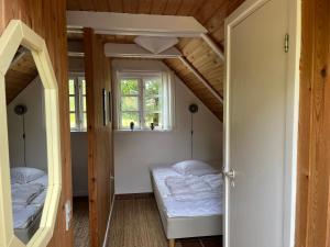 Un pat sau paturi într-o cameră la Stråtækt sommerhus tæt på skoven
