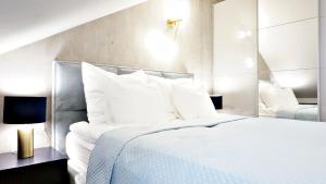 Ένα ή περισσότερα κρεβάτια σε δωμάτιο στο Posesja Kapitańska Oli&Joly