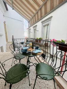 eine Terrasse mit Tischen und Stühlen auf dem Balkon in der Unterkunft B&B Dimora Santucci in Rodi Garganico