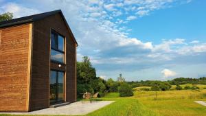 een huis met uitzicht op een veld bij Dzikie Lisko - Apartament z klimatyzacją in Lesko