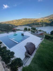 uma piscina com vista para uma massa de água em Quinta Das Quintas & Spa em Baião