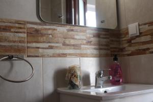 Et badeværelse på CASA dos AVÓS + 12 billeder