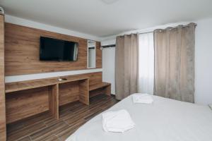 Zimmer mit 2 Betten und einem TV an der Wand in der Unterkunft Apartmani Otašević in Kladovo