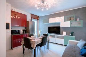 uma cozinha e sala de jantar com mesa e cadeiras em Design House 15min to City - Wifi & Free Parking em Verona