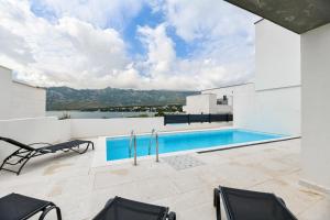 Πισίνα στο ή κοντά στο Villa Christian Luxusvilla direkt am Meer