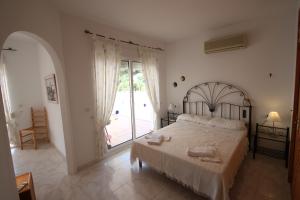 A bed or beds in a room at Sesam - sea view villa with private pool in Moraira Még 6 kép