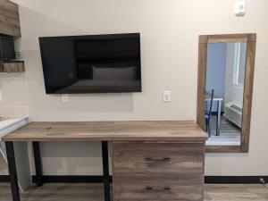 TV a/nebo společenská místnost v ubytování Captain Suites