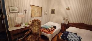 una camera con letto, sedia e scrivania di Chez Virginie - chambre du Bourg a Lourdes