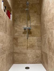 La salle de bains est pourvue d'une douche avec un pommeau de douche. dans l'établissement FOU DU VENTOUX, à Malaucène