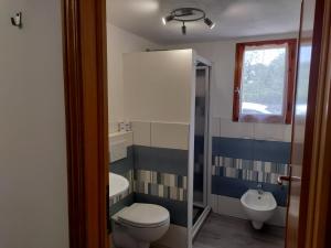 uma casa de banho com um WC e um lavatório em Residence Melograno em Capoliveri