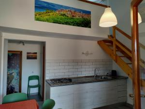 Residence Melograno في كابوليفيري: مطبخ مع حوض و كونتر توب