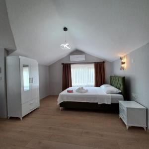 sypialnia z dużym łóżkiem i oknem w obiekcie Newsuit2023 w mieście Trabzon