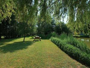 - une table de pique-nique dans un parc à côté d'un lac dans l'établissement Les ROSEAUX A la Campagne au centre des chateaux de la Loire, à Feings