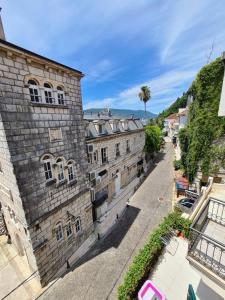 - une vue sur un vieux bâtiment en pierre avec une rue dans l'établissement Skver Studio Apartments, à Herceg-Novi