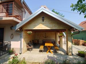 eine Außenterrasse mit einem Tisch und Stühlen in der Unterkunft Vila Ljubomir - Srebrno Jezero in Kisiljevo