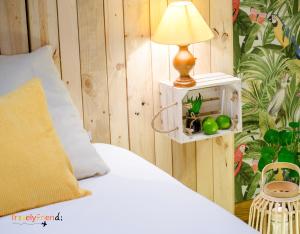 1 dormitorio con 1 cama con lámpara en una mesa en Coqueto & Confortable Apartamento en Santiago de Compostela