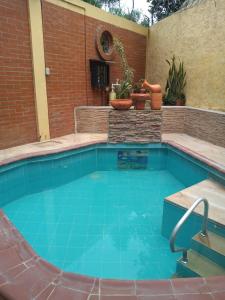 een zwembad met blauw water in een achtertuin bij Casa Matisa in Rivera
