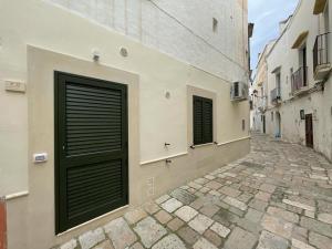 an alley with a door on the side of a building at Sea Paradise in Gallipoli